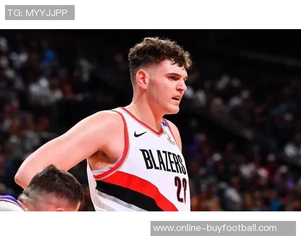 开拓者主场迎战湖人球员赛前时尚穿搭引关注小杨夹克搭配粉色小书包 开拓者主场迎战湖人球员赛前时尚穿搭引关注小杨夹克搭配粉色小书包