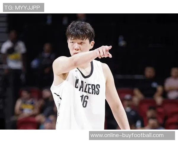 美媒称杨瀚森逐渐融入球队与夏普默契如开拓者的申京与阿门