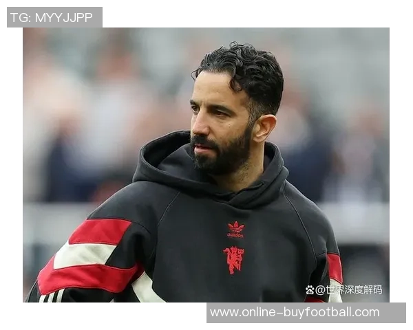 曼联理发哥高歌阿莫林之歌庆祝球队联赛三连胜仅需两场胜利