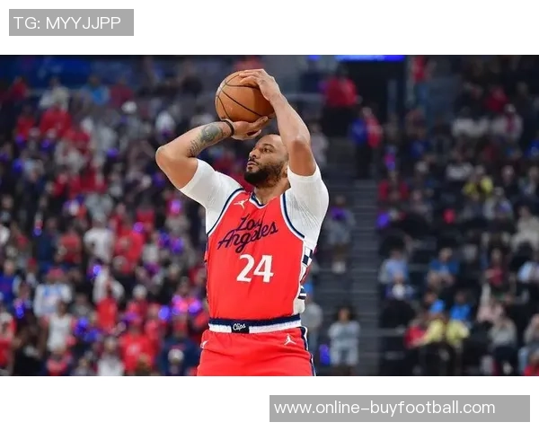 诺曼鲍威尔表现出色17投9中贡献21分三分球命中率高达50但难挽败局 诺曼鲍威尔表现出色17投9中贡献21分三分球命中率高达50但难挽败局