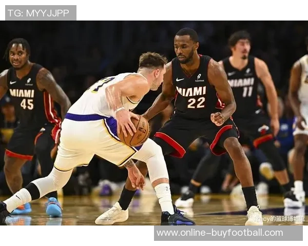 米切尔半场表现抢眼13投6中并罚球8中7砍下21分7篮板3助攻2抢断 米切尔半场表现抢眼13投6中并罚球8中7砍下21分7篮板3助攻2抢断