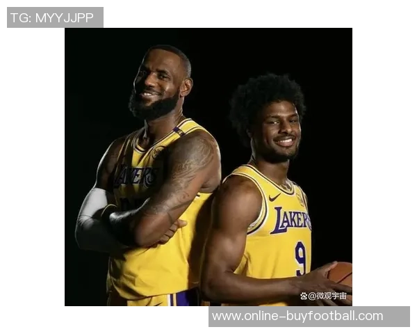 詹姆斯与布朗尼父子同台亮相常规赛揭幕战的历史时刻回顾