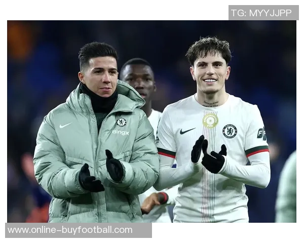 恩佐与加纳乔共同探讨切尔西圣诞慈善活动的足球团结力量 恩佐与加纳乔共同探讨切尔西圣诞慈善活动的足球团结力量