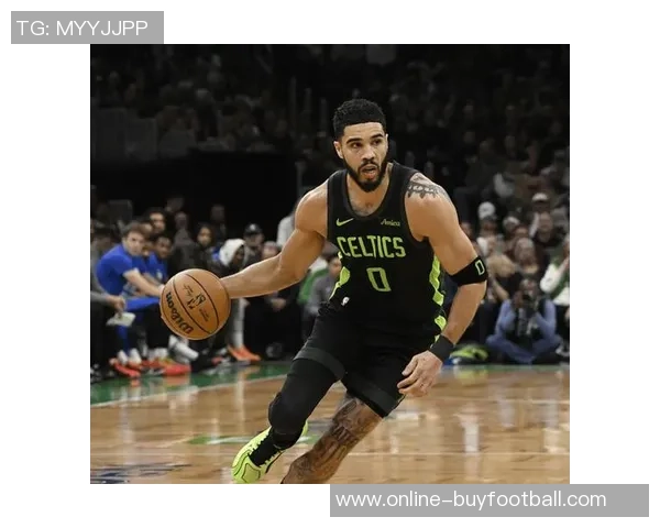 塔图姆分享惊艳扣篮视频引发热议鞋子成关键因素引发讨论 塔图姆分享惊艳扣篮视频引发热议鞋子成关键因素引发讨论